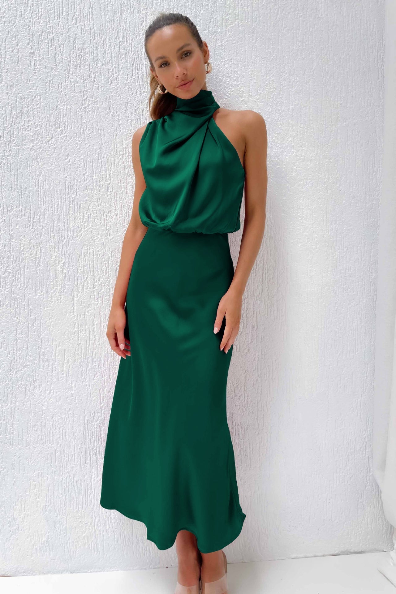 Birgitta | Lång satin klänning med halterneck