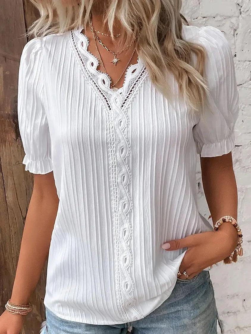 Birgitta | Mira – Feminin topp med spetsdetaljer