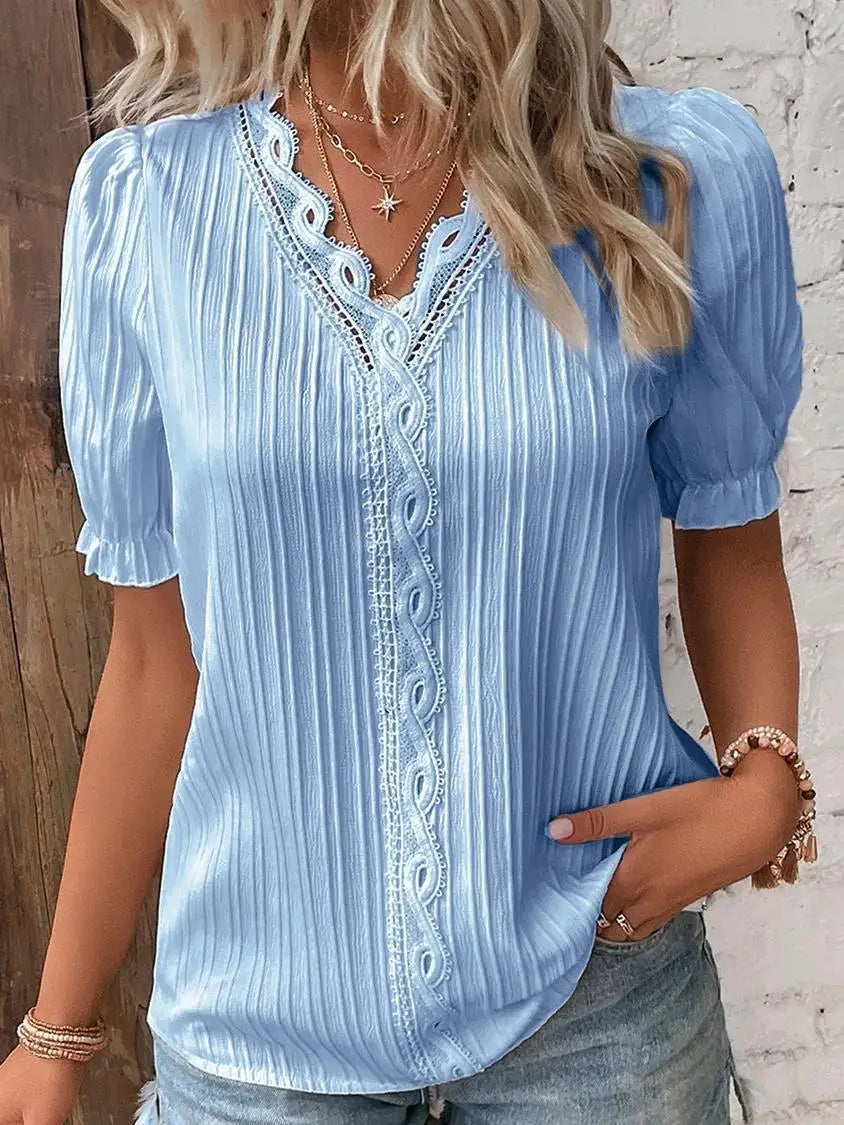 Birgitta | Mira – Feminin topp med spetsdetaljer