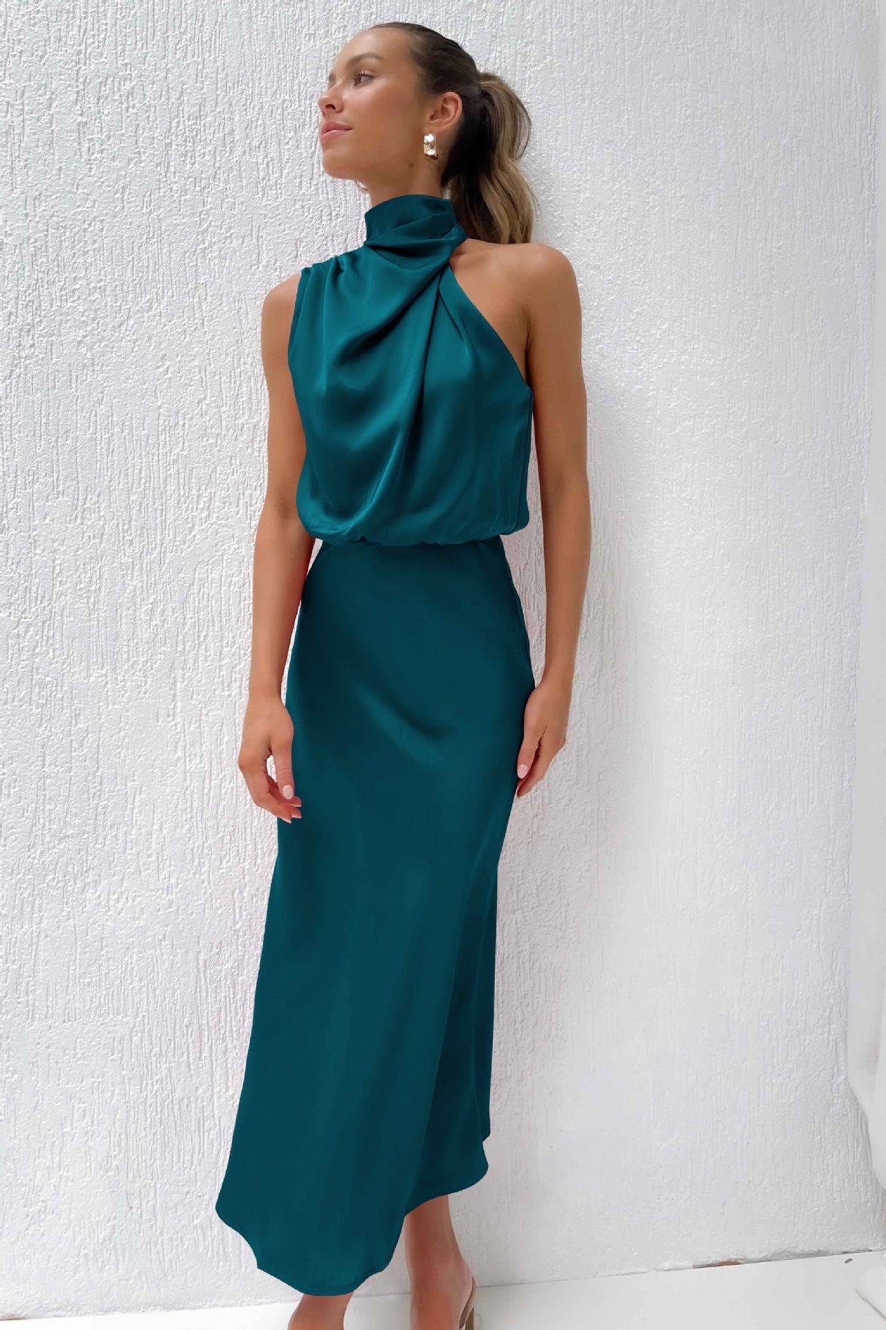 Birgitta | Lång satin klänning med halterneck