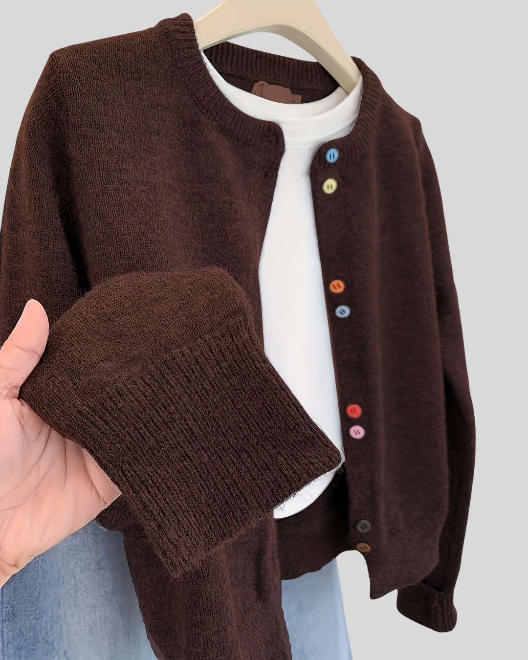 Birgitta – Semester Midi Knit med Tidlösa Detaljer