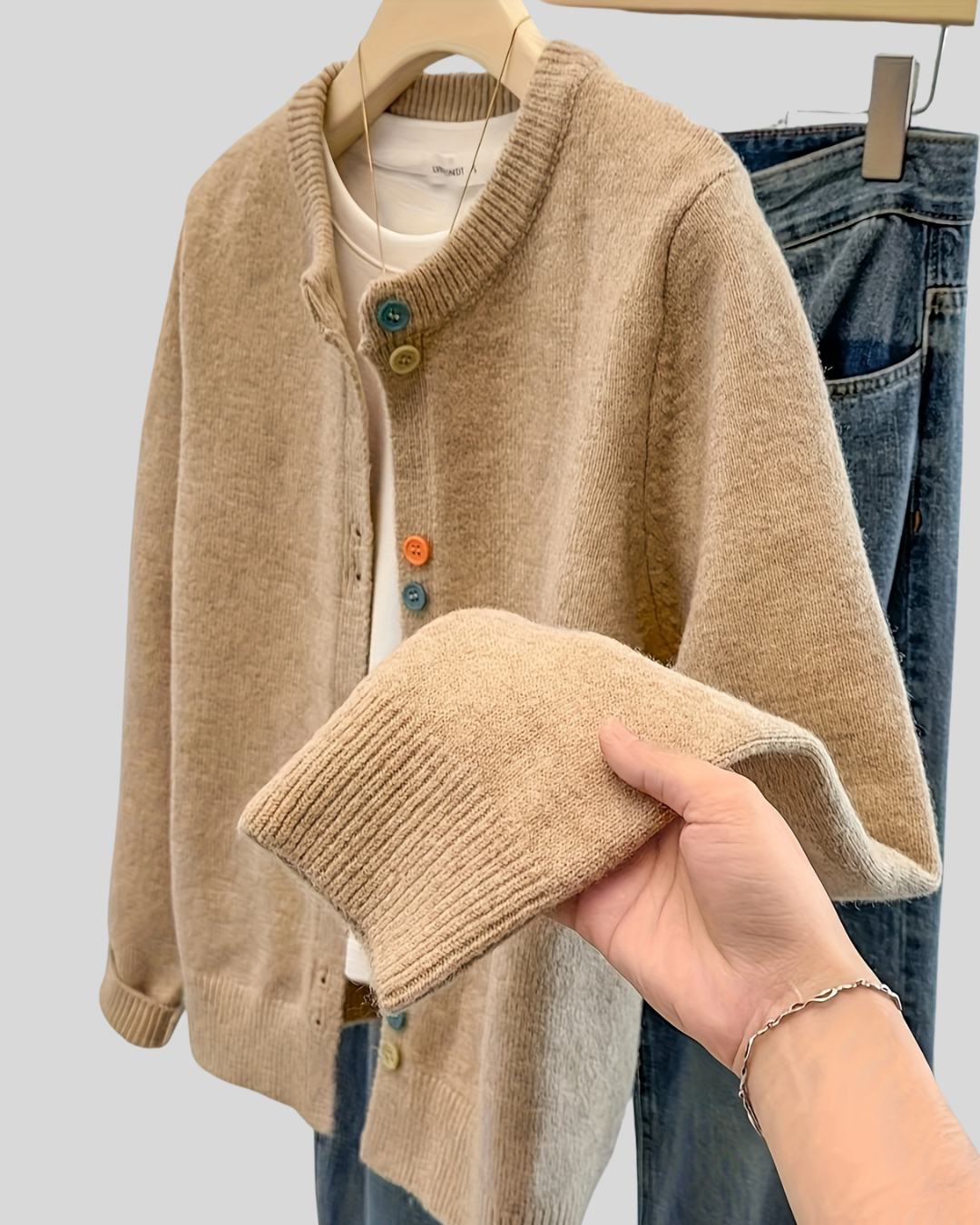 Birgitta – Semester Midi Knit med Tidlösa Detaljer