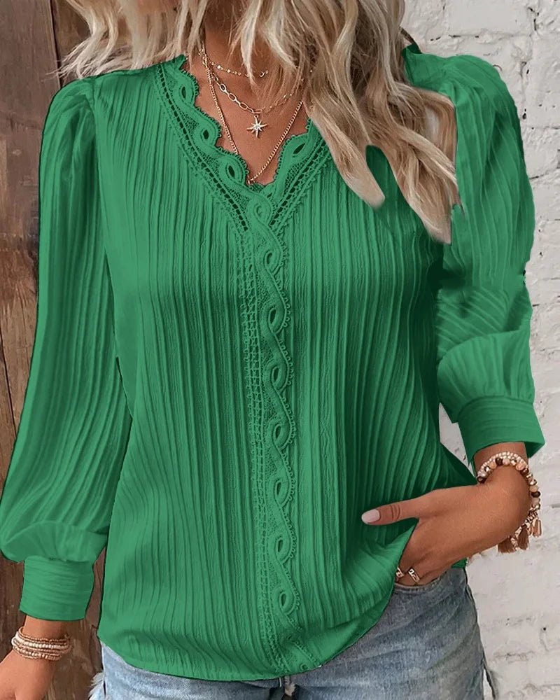 Birgitta | Selvie – Blus med spetskant och veck