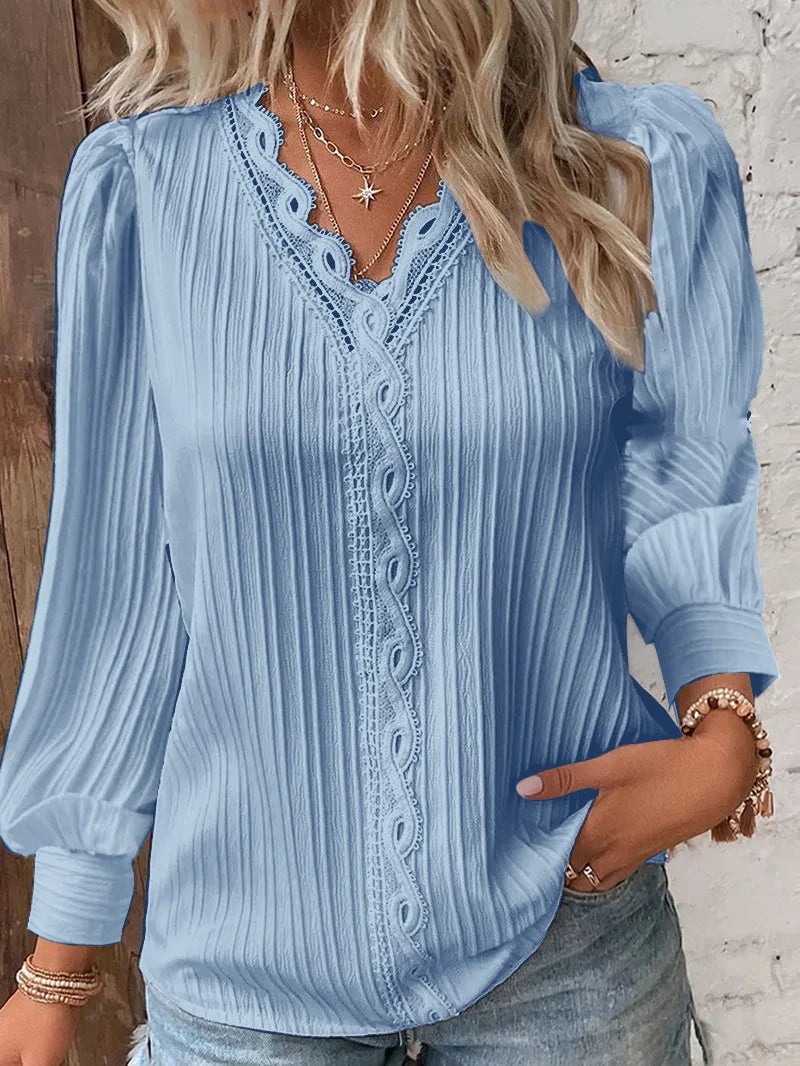 Birgitta | Selvie – Blus med spetskant och veck