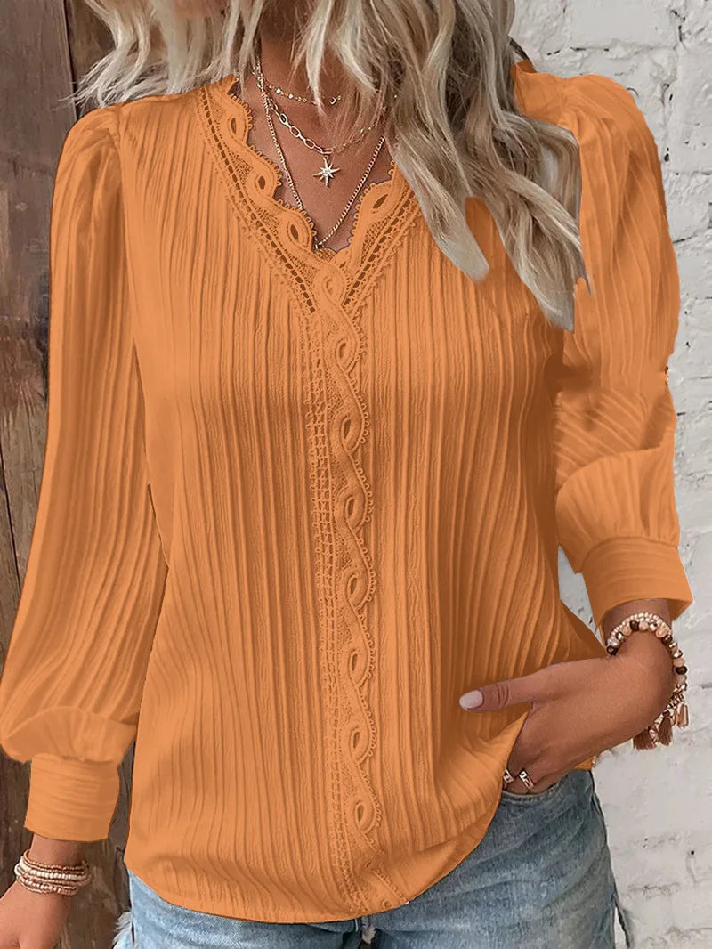 Birgitta | Selvie – Blus med spetskant och veck
