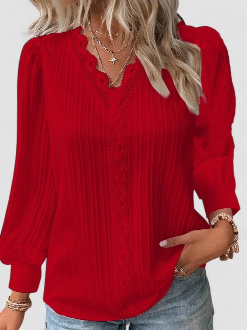 Birgitta | Selvie – Blus med spetskant och veck