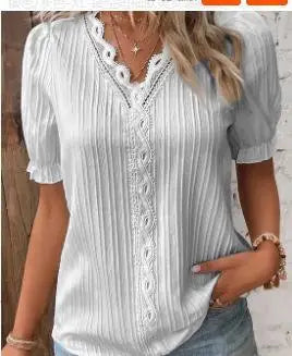 Birgitta | Mira – Feminin topp med spetsdetaljer