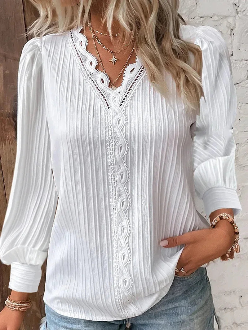 Birgitta | Selvie – Blus med spetskant och veck