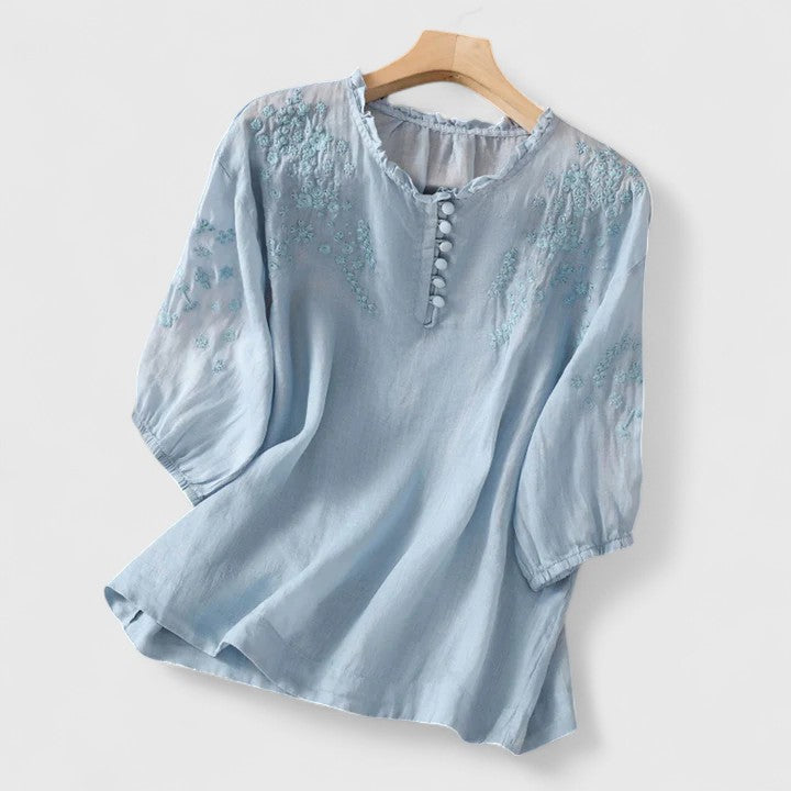 Birgitta | Sorelia – Blus i bomullsvoile med broderade axlar