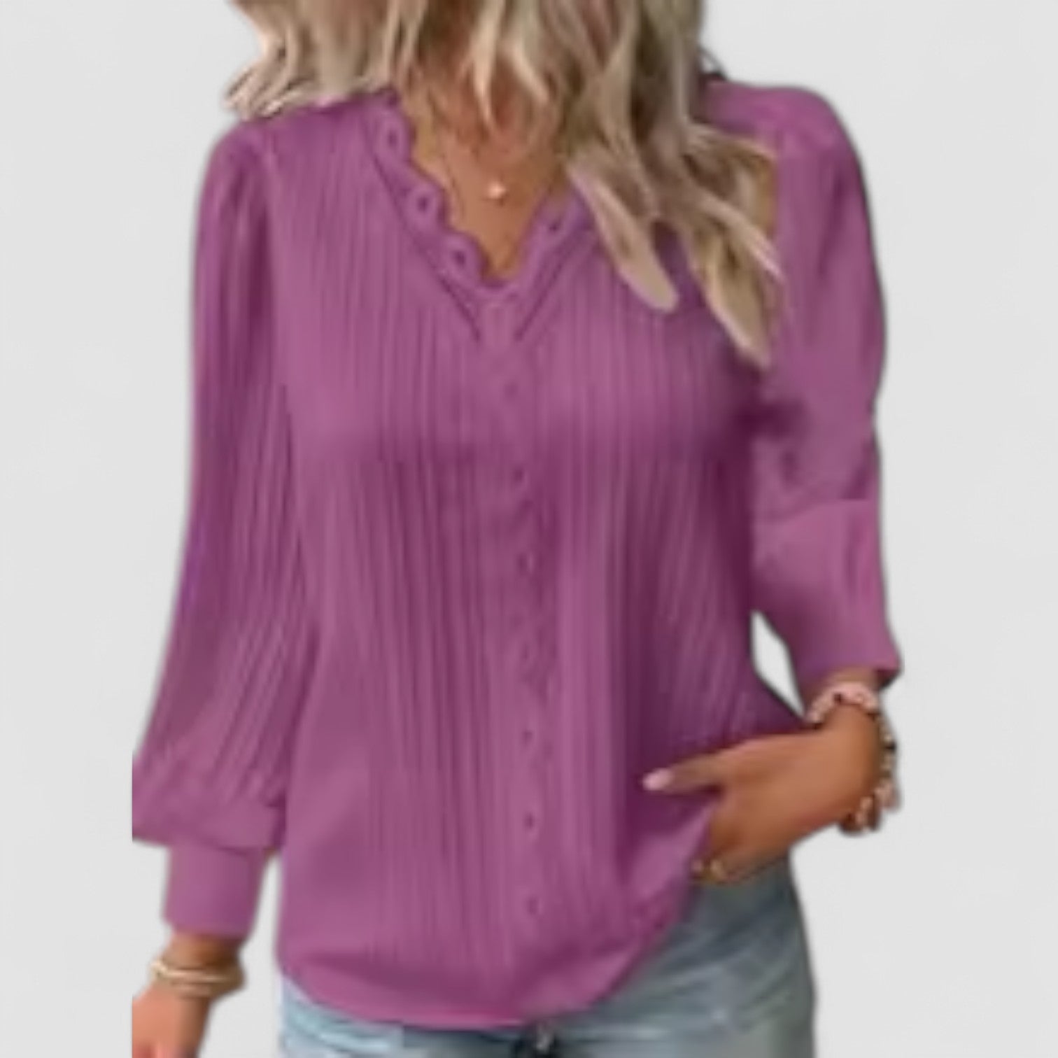 Birgitta | Selvie – Blus med spetskant och veck