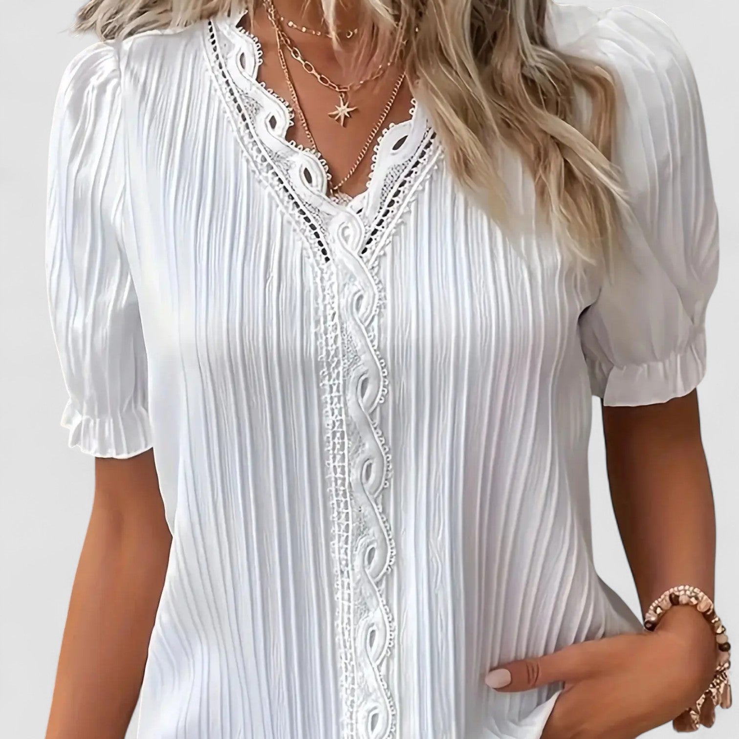 Birgitta | Elvira – Blus med spets och veckdetaljer